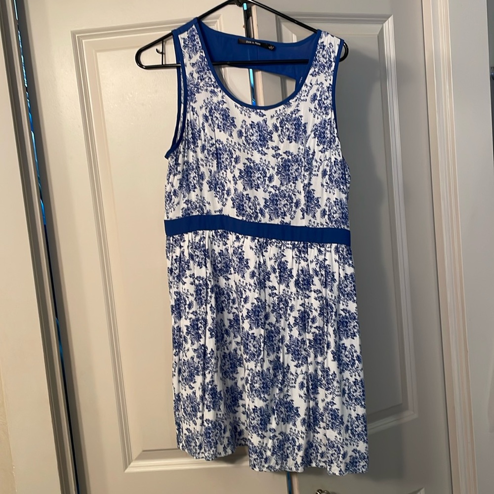 Doe & Rae blue and white floral dress size L